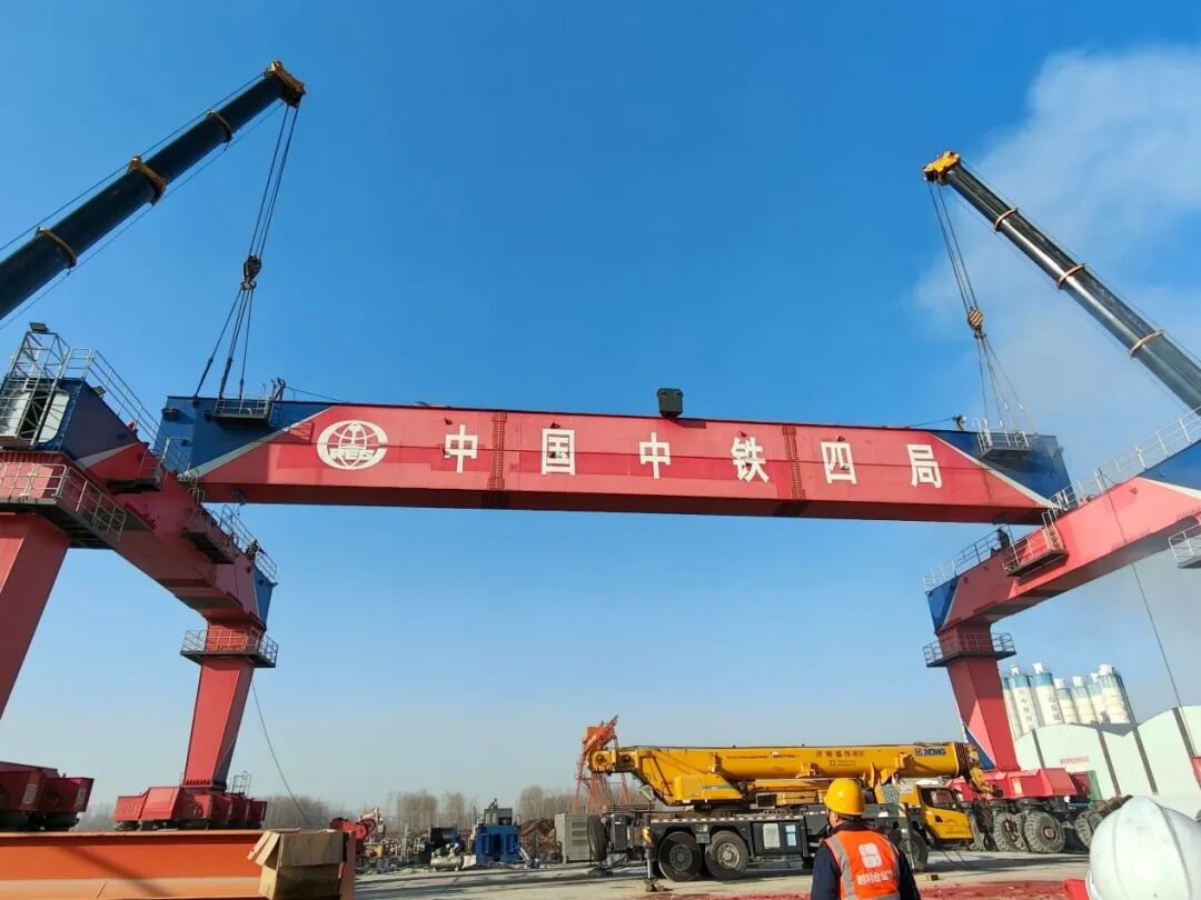 中铁四局济南遥墙梁场1100T搬运机拆除项目顺利完成